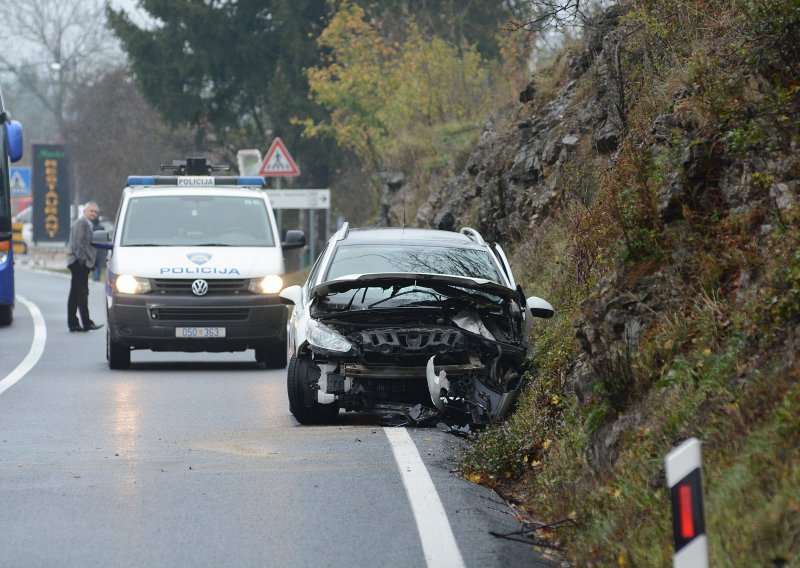 Sudar dvaju automobila kod Rakovice zatvorio D-1