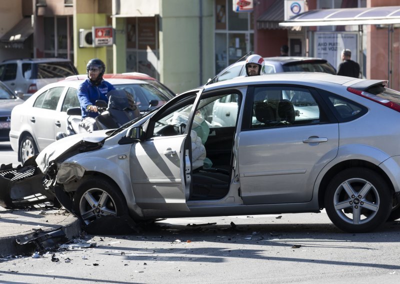 Junak dana: Prolaznik zagrlio četvero ljudi i spasio ih od automobila koji su klizali ka njima nakon sudara