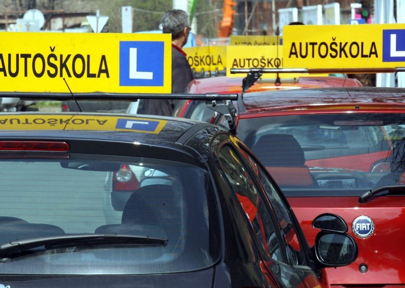 Mislite da vam domaće autoškole gule kožu? Provjerili smo koliko koštaju u susjedstvu