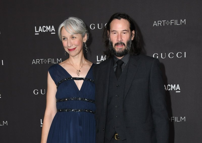 Keanu Reeves po prvi put u 35 godina karijere na crvenom tepihu s partnericom