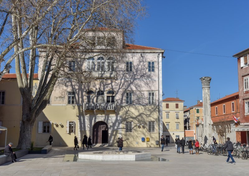 U središtu Zadra muškarac prijetio da će se baciti sa zgrade pa pobjegao policiji