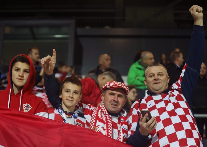 Ludnica na tribinama ne prestaje: Atmosfera u Rijeci nikada nije bila bolja, Vatreni imaju podršku za poželjeti