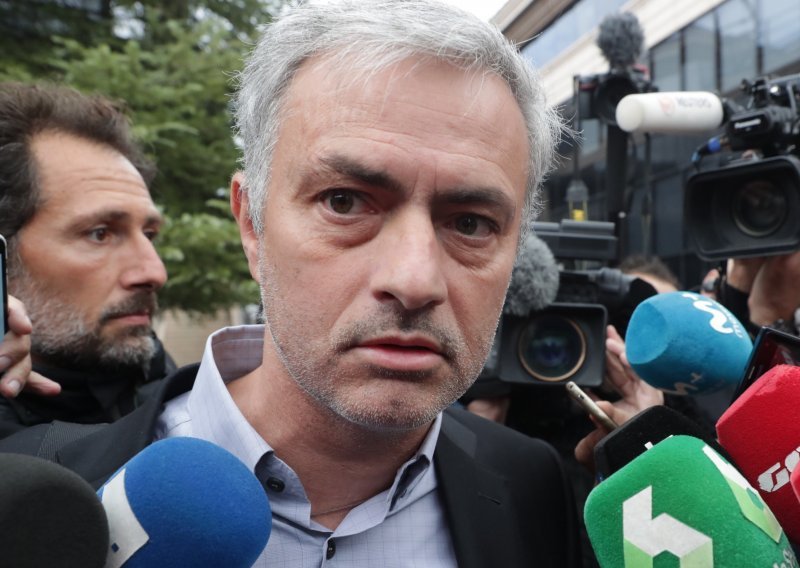 Sada je i službeno, kontroverzni Jose Mourinho ima novi klub; s velikanom potpisao do ljeta 2023.