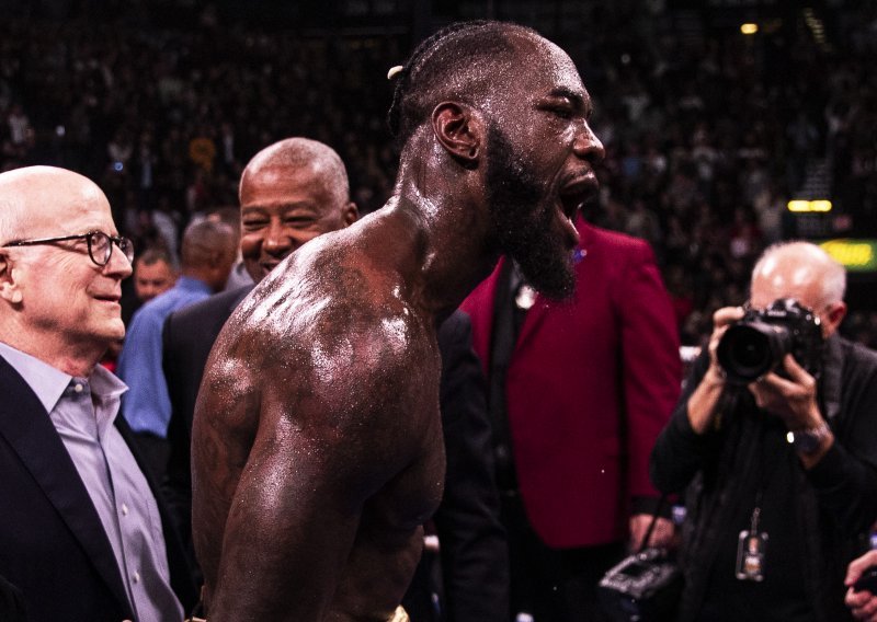 Deontay Wilder deseti puta obranio teškaški naslov; 20 minuta nije napravio ništa, a onda je izveo strašan nokaut