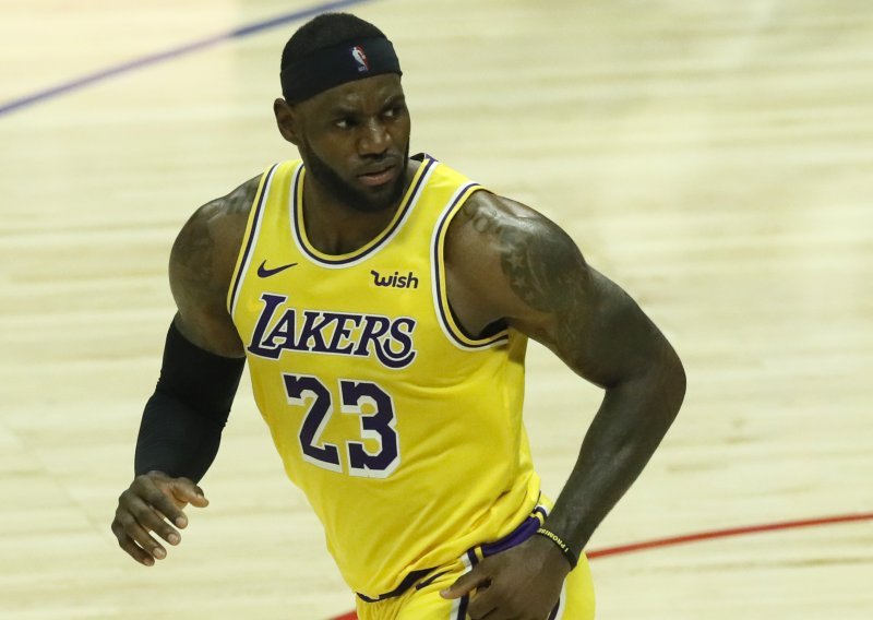 LeBron James postao četvrti u povijesti kojem je ovo uspjelo; zato se i dotakao čaše vina koju pije prije svake utakmice