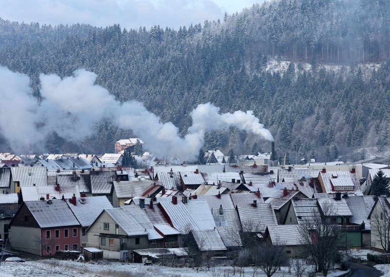 [FOTO/VIDEO] Delnice i Gorski Kotar osvanuli u bajkovitom izdanju, stigao je prvi snijeg