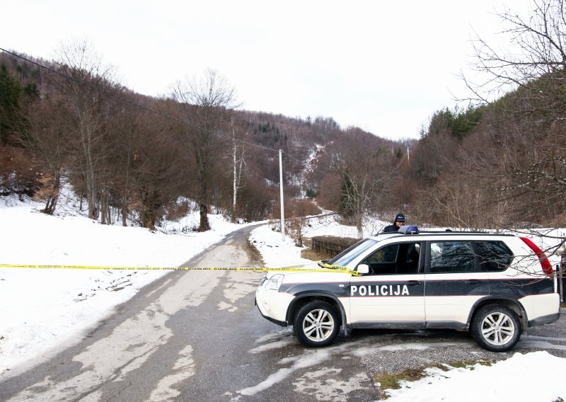 Vozač mopeda se zabio u rampu pa pao pod vlak i poginuo, promet u prekidu