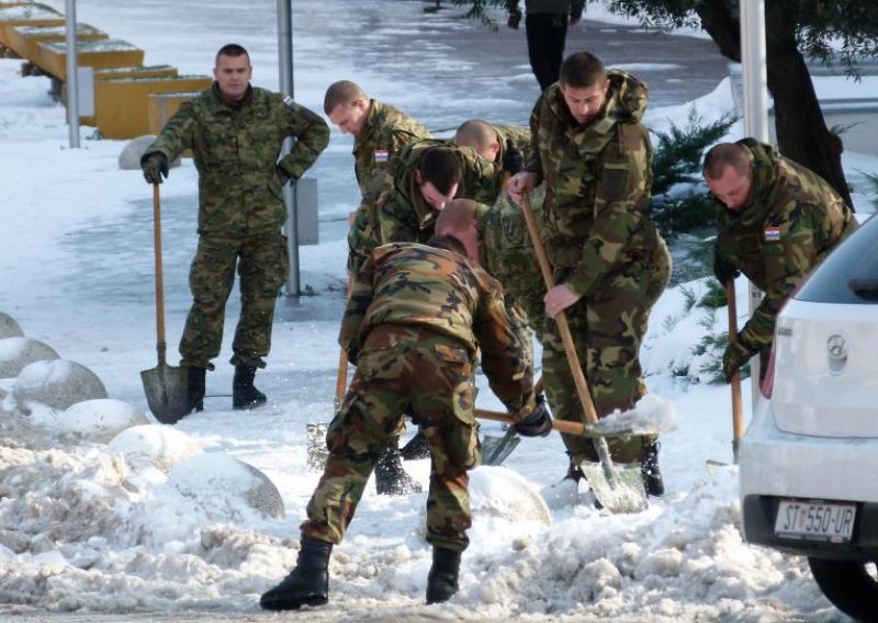 Hrvatska vojska u Splitu čisti prilaze bolnicama