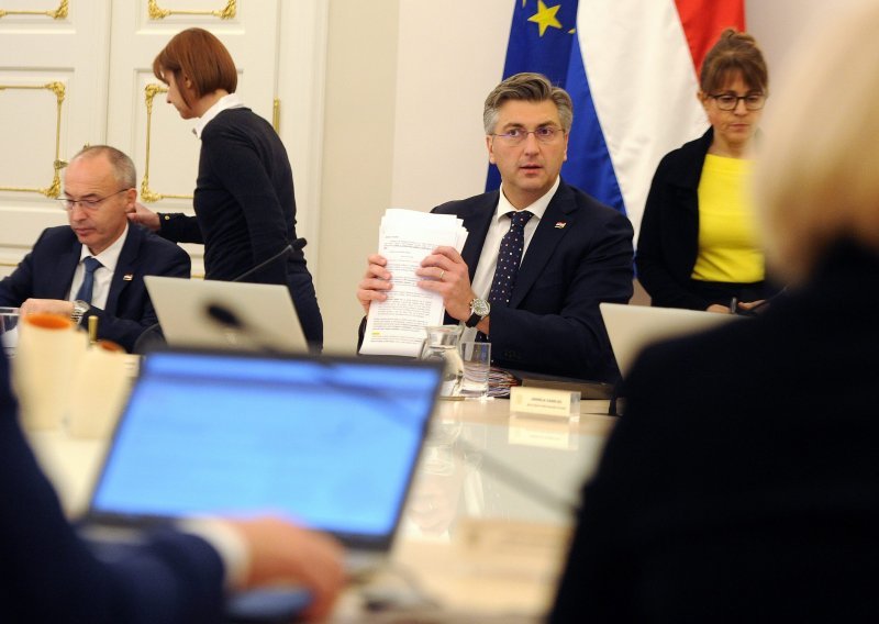 Plenković: Dižemo rodiljne naknade na 5.654 kune, to je ozbiljna i opipljiva demografska mjera