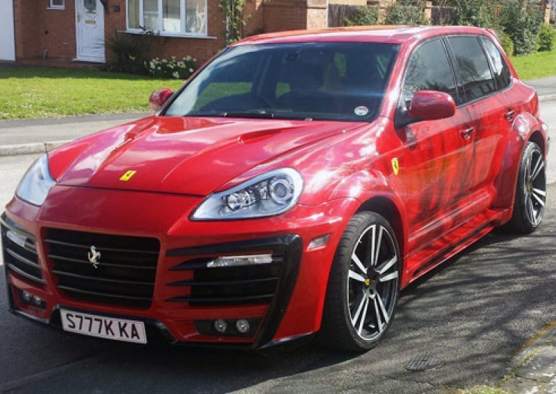 Ironija je Porsche Cayenne koji glumi da je Ferrari