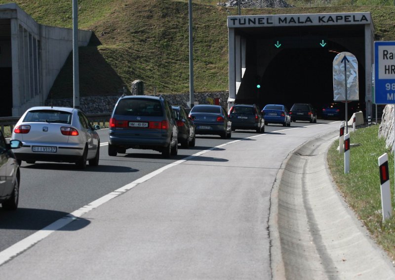 Zbog prometne nesreće u Maloj Kapeli se vozi usporeno jednim trakom