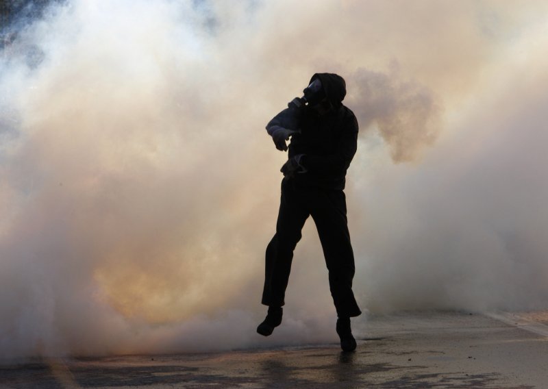 Molotovljevim koktelima na grčko veleposlanstvo