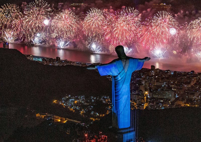 [FOTO] Dočeci 2020. godine od Čilea, preko Rija, NYC, Londona do Moskve