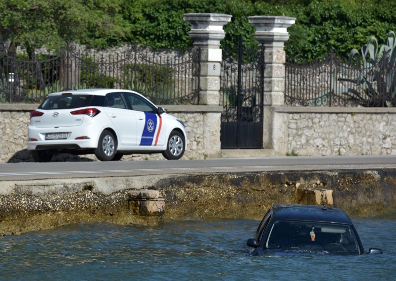 Autom sletio u more, sam izašao i nazvao policiju u Zadru