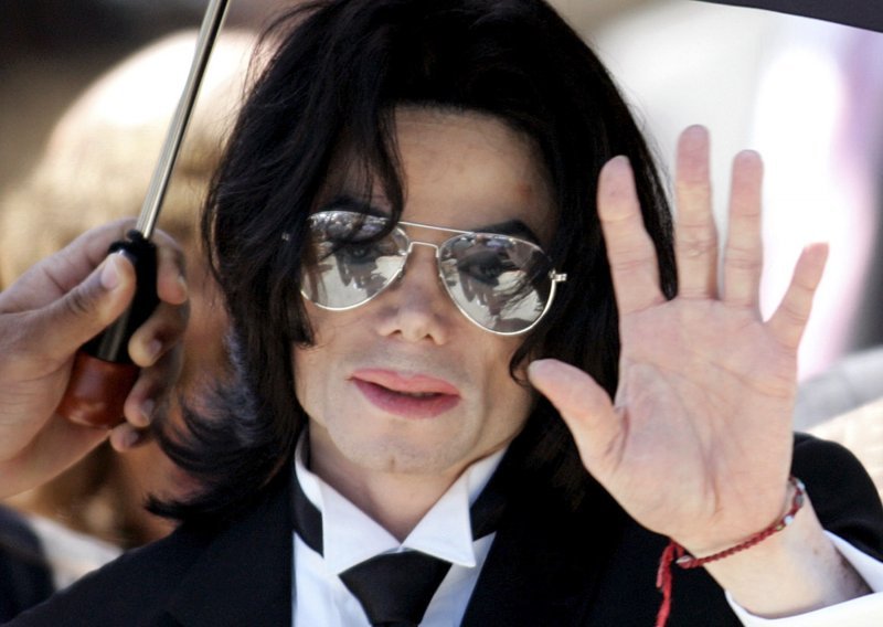 Michael Jackson i mrtav zaradio 90 milijuna dolara