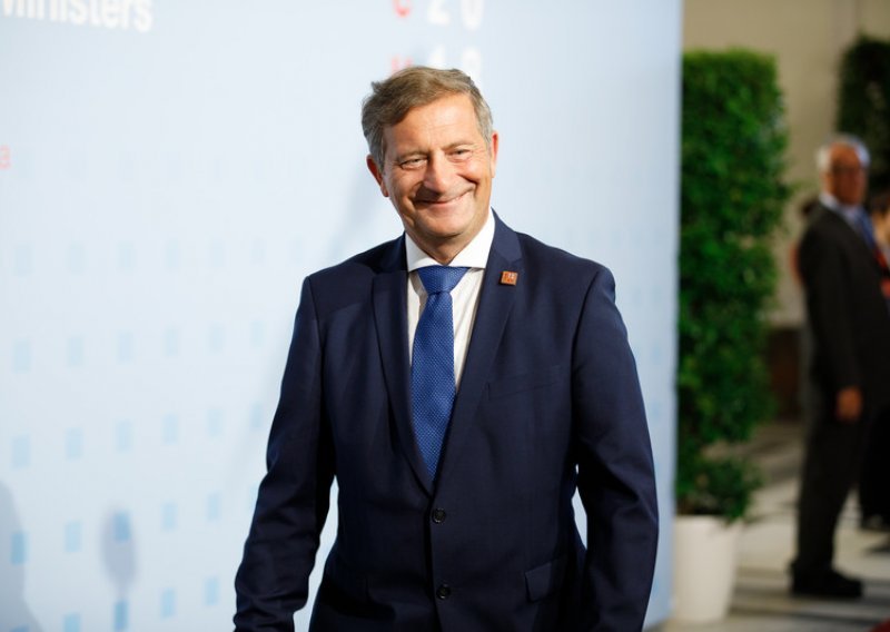 Janša ima problem, Erjavec opet na čelu DESUS-a, koalicijskog partnera u slovenskoj vladi