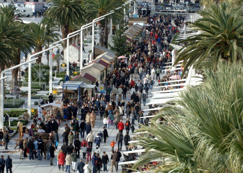 Tisuće sređenih Splićana vrzmale se Rivom