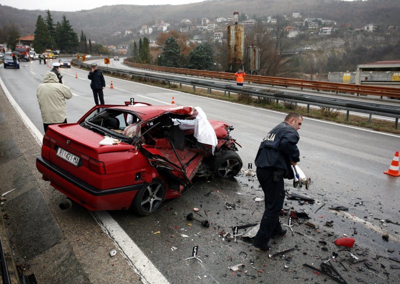 Vozač poginuo u sudaru s kućom