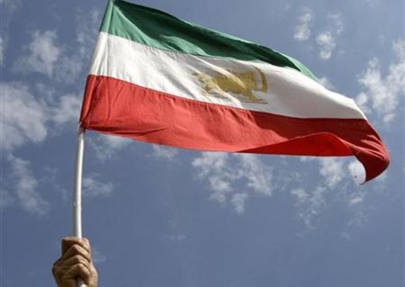 Iran sudi disidentima, Ahmadinedžad najavio žene u vladi