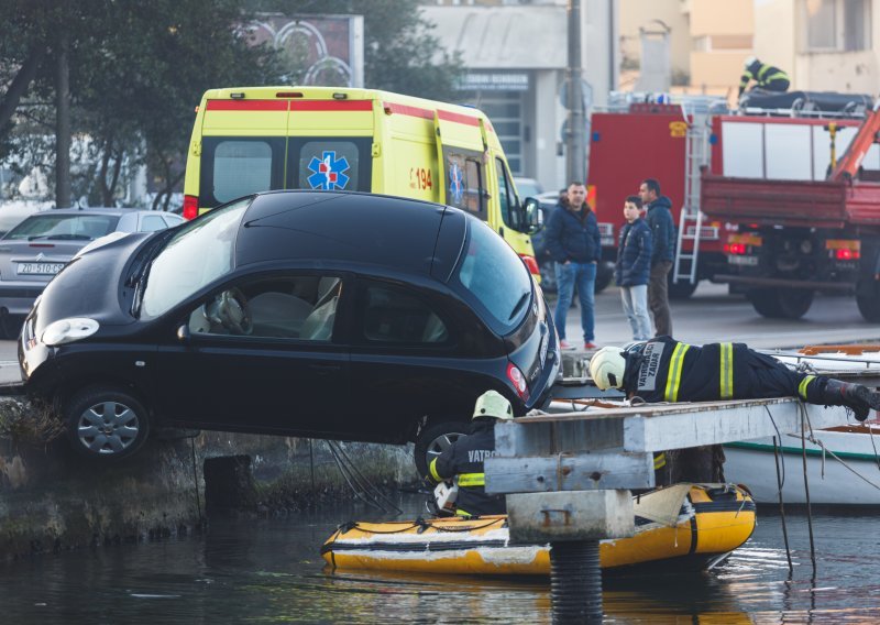 Nakon što je spašena iz automobila koji je visio s mola, zadarska vozačica dobila kaznu. Otkrila je kako se sve dogodilo