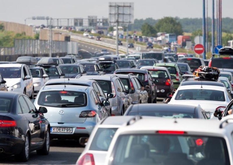 Kolone na cestama zbog smjene gostiju