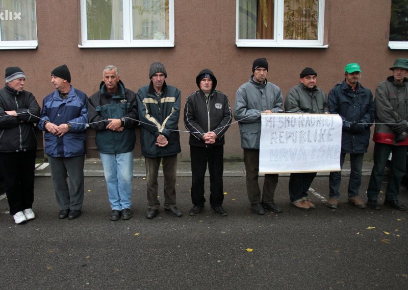 Radnici Gredelja vezani prosvjeduju pred Veleposlanstvom RH