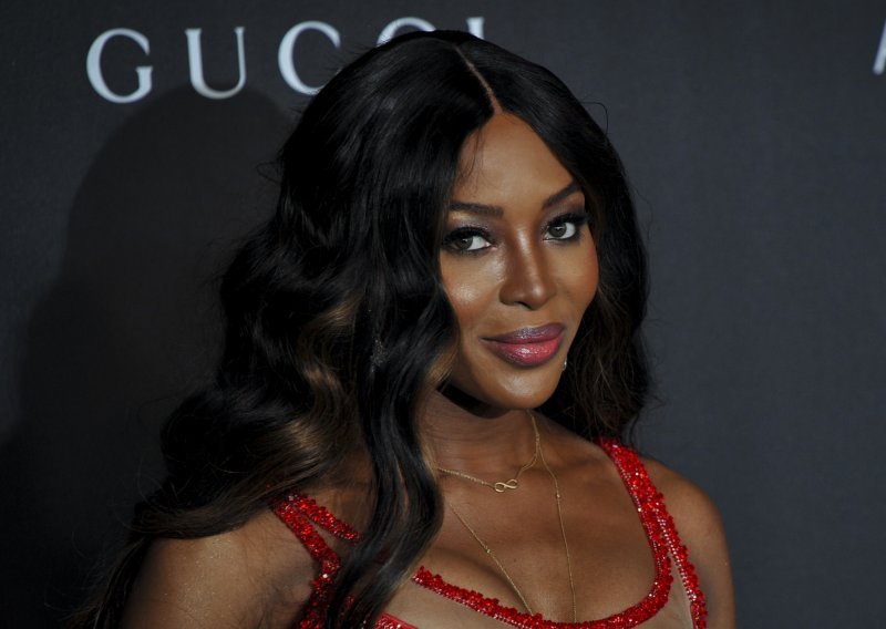 Naomi Campbell objavila golišavi selfie iz kreveta i grudi prekrila - zvjezdicom