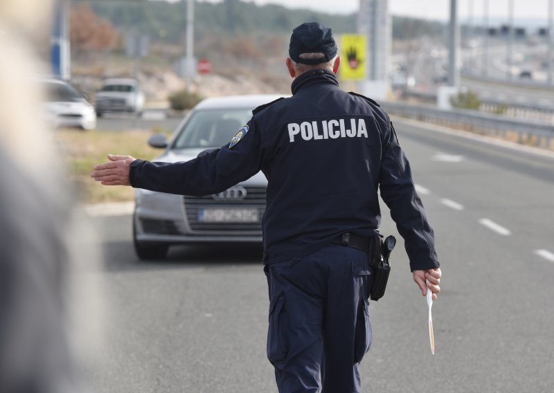 Kod zgrade policije izazvao prometnu nesreću i pobjegao; naknadno su ga ulovili