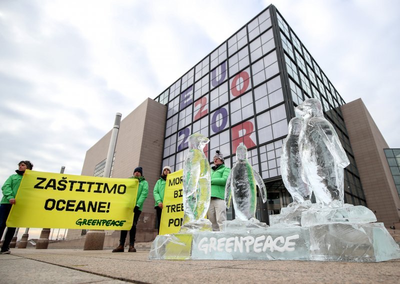 Aktivisti Greenpeacea izložili ledenu skulpturu pingvina ispred zgrade NSK