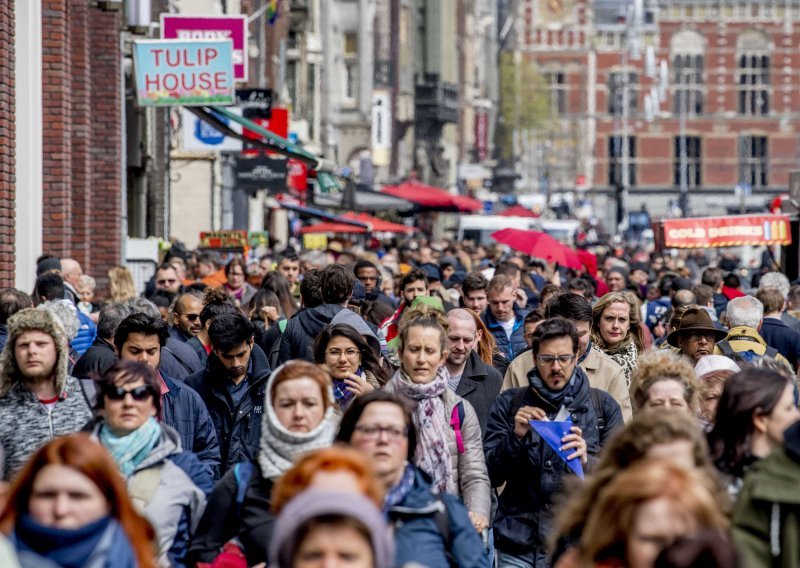 Amsterdam puca pod navalom turista, evo kojim će nepopularnim mjerama pokušati obuzdati kaos