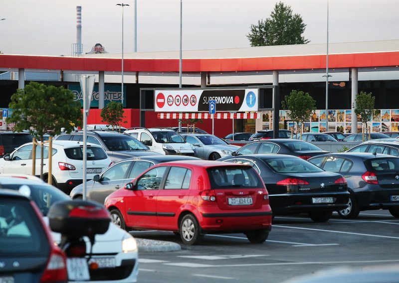 Blokerom signala na parkingu šoping centra blokirao zaključavanje auta, a potom iz njih krao stvari