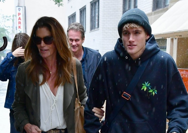 Nove muke za Cindy Crawford: Nakon što je istetovirao lice, Presley Gerber snimljen ispred klinike za testiranje na droge