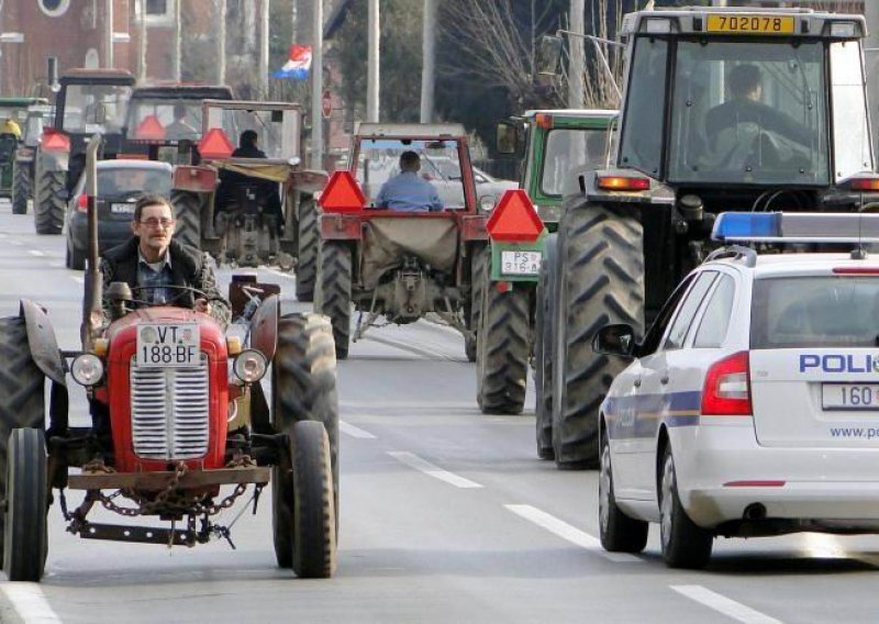 Zbog seljačkog prosvjeda, Jarmina je prometno izolirana