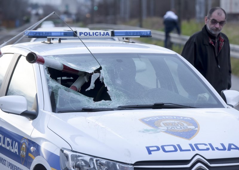 Pogledajte sraz policijskog automobila i rampe na Kustošiji