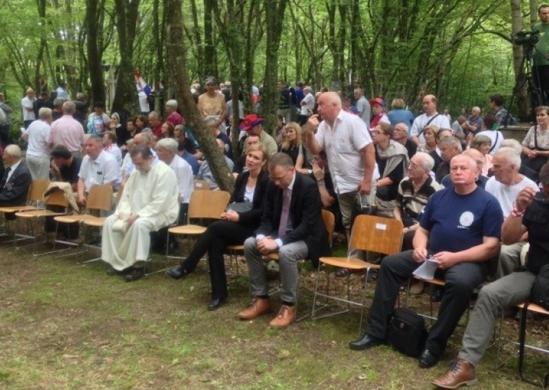 Hasanbegović na komemoraciji kod Jazovke pokupio burne ovacije