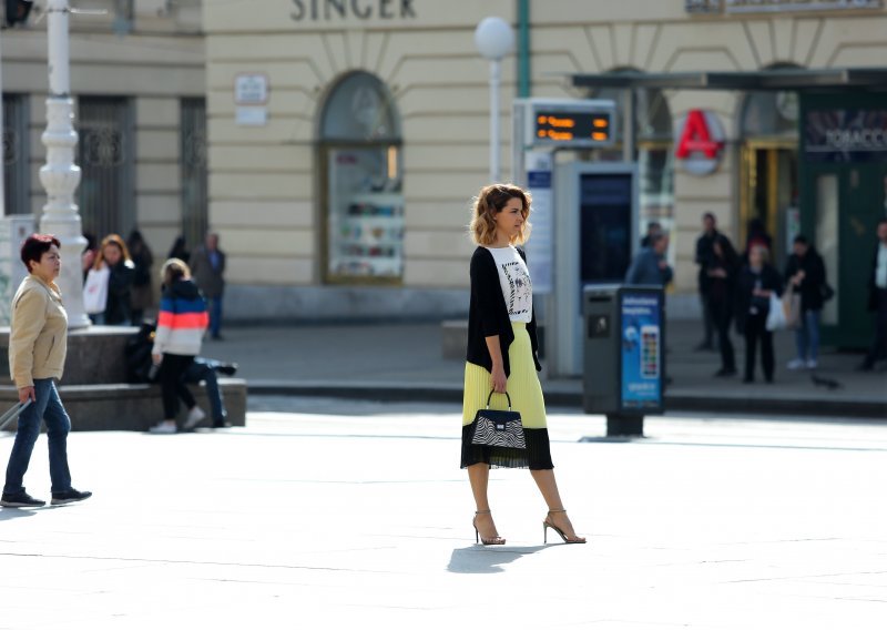 Doris Pinčić Rogoznica u ulozi modela zaustavljala poglede na glavnom zagrebačkom trgu