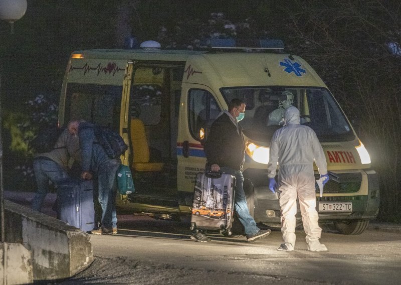 Putnici s Marka Pola pristižu u karantenu na Duilovu