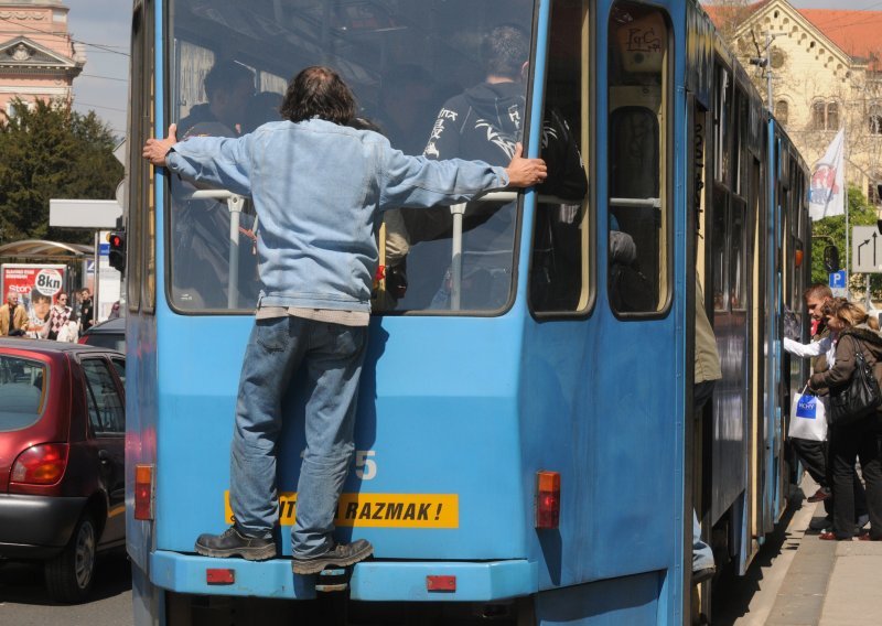 Građani se švercaju jer na kioscima nema karata