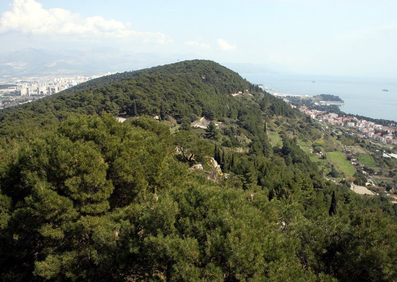 Trčala po Marjanu pa ju pretukao nepoznati muškarac