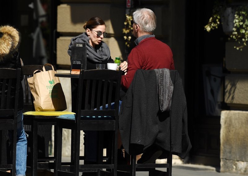 Sunčani ponedjeljak na špici: Poznati dinamovac i glumica Bojana Gregorić nisu odoljeli popiti kavu u centru Zagreba