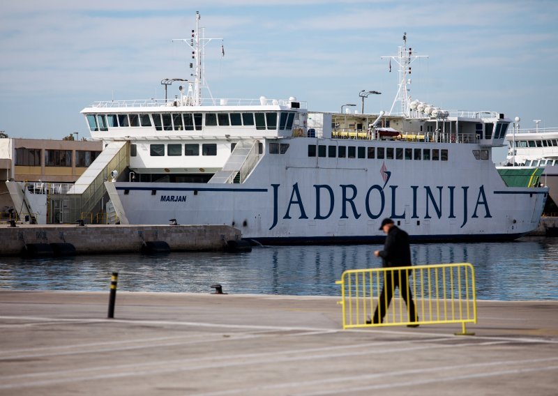 Iz Jadrolinije zamolili putnike da na kraćim putovanjima ostanu u automobilu