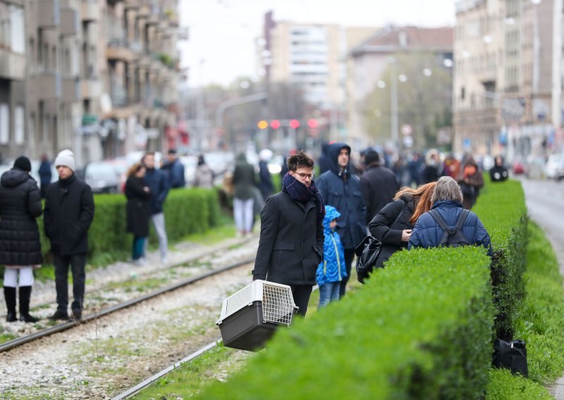 Vatrogasci javljaju; u potresu ima zatočenih osoba