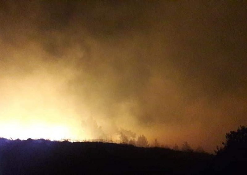 Izbio požar na južnom dijelu Hvara, brzo se širi zbog jake bure