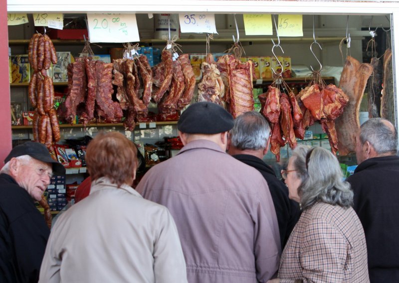 Neki trgovci odlučili su masno zaraditi u krizi, pa su dignuli cijene mesa, pelena, riže, soli, jaja...