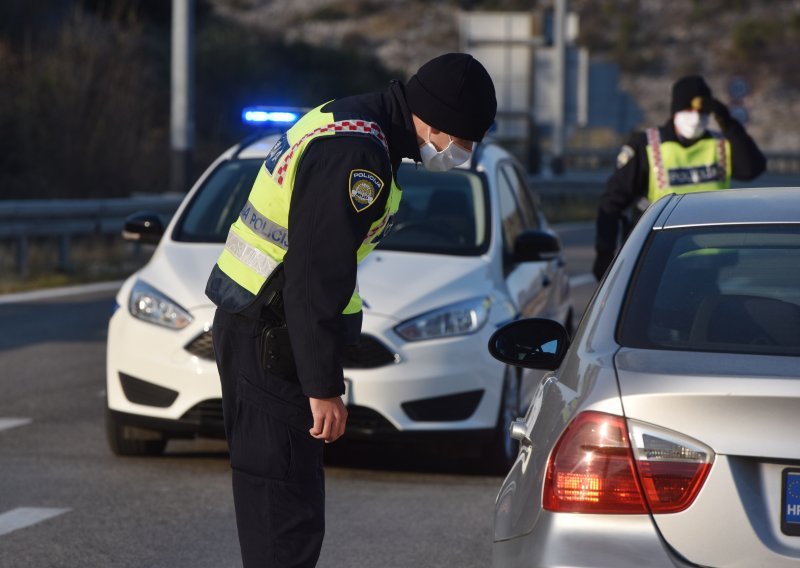 Neregistriranim automobilom divljao po Zmijavcima, vozio prebrzo suprotnim smjerom te izletio s ceste. Nikada nije položio vozački ispit