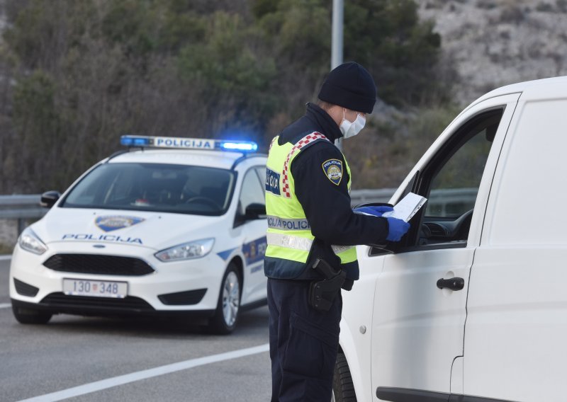 Prijavljeni izdavač i korisnik lažne propusnice na kostajničkom području