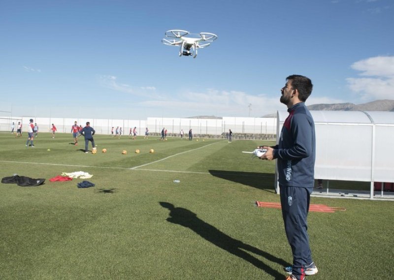 U Čepinu služena misa, dron otkrio da se u Osijeku igra nogomet