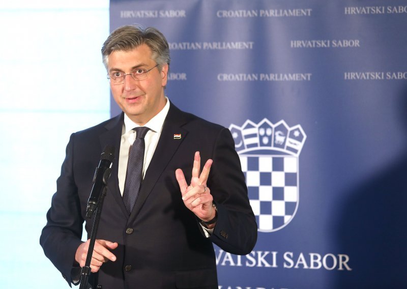 Plenković: Koga je u vlasti briga tko s kim govori na telefon? Ne mogu vjerovati da raspravljamo o ovome!