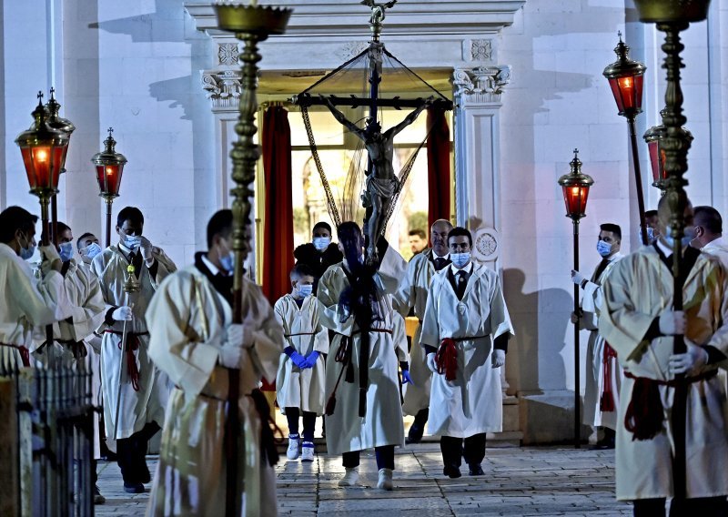 Prizori za anale: Održana procesija 'Za križen' uz posebne mjere zaštite, pogledajte kako to izgleda