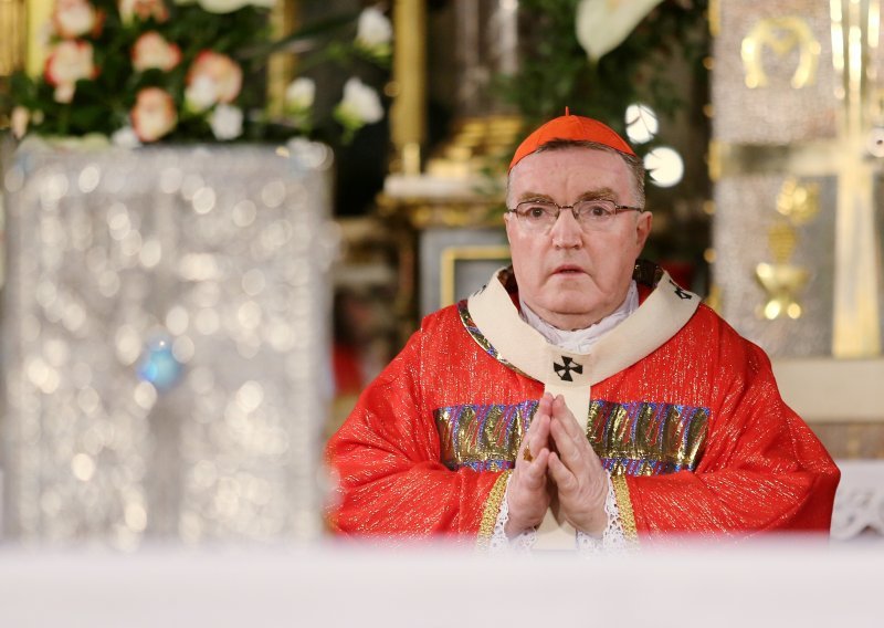 Kardinal Bozanić obišao zagrebačku katedralu; pomolio se kod groba blaženog Alojzija Stepinca